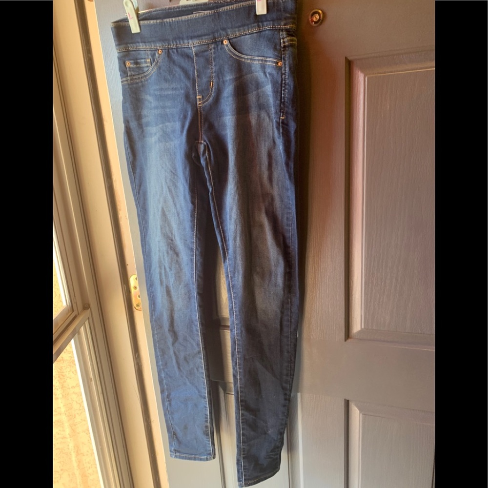 Levi’s pull on shaping jegging.  Size 2 long 26X34